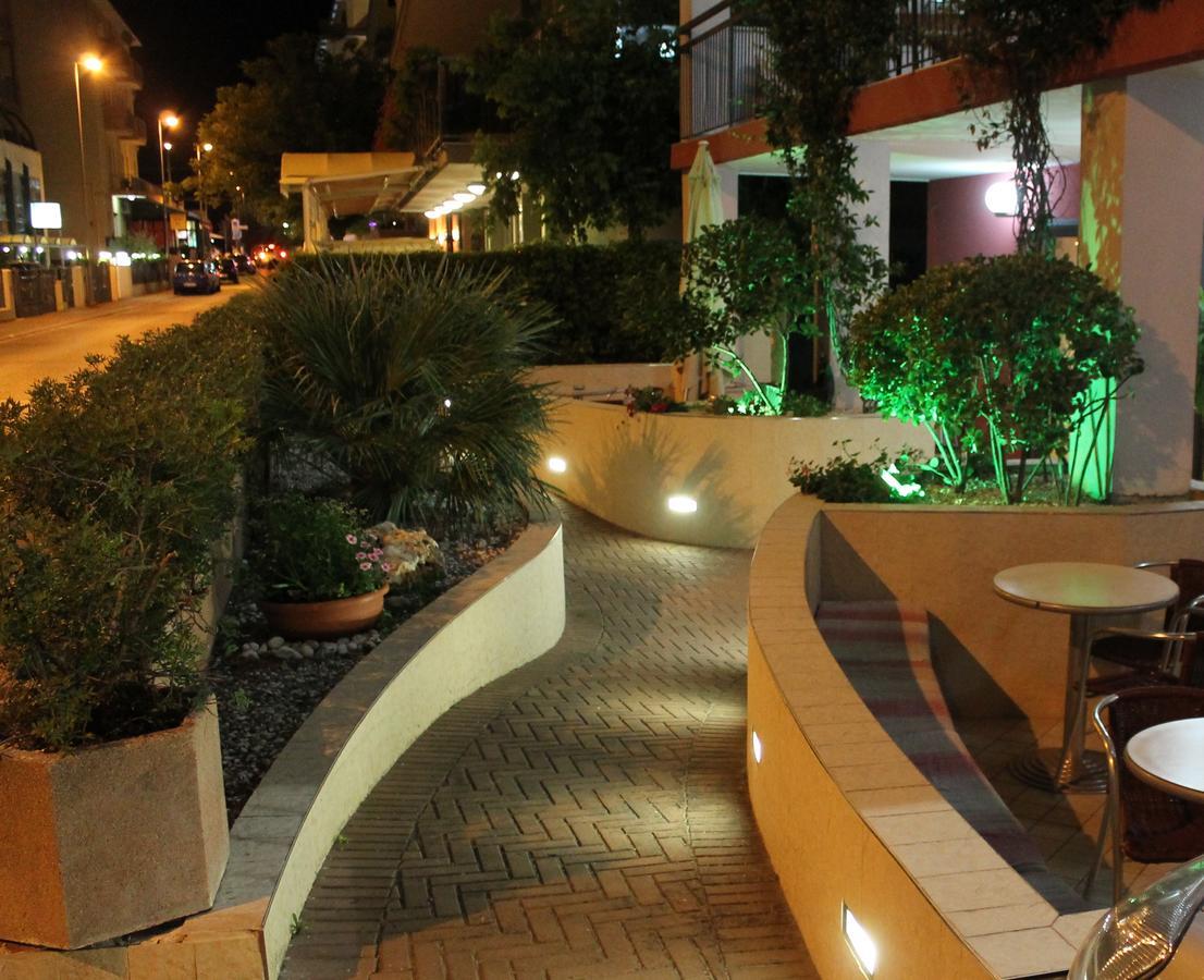 Hotel Oblio Римини Экстерьер фото